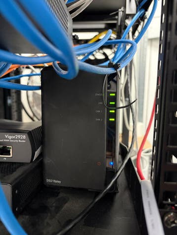 1x Synology D224+ en 1x Synology D218+ en Cisco 921 router, Ophalen of Verzenden, Nieuw