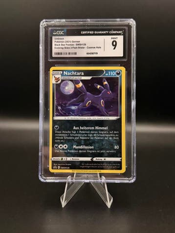 CGC 9 Pokemon 2021 Nachtara Umbreon Black Star Promos Cosmos, Hobby en Vrije tijd, Verzamelkaartspellen | Pokémon, Verzenden, Zo goed als nieuw