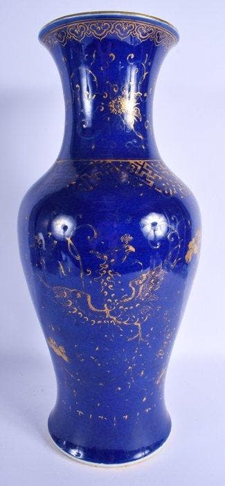 Een Qing-dynastie grote Chinese vaas in poederblauw,