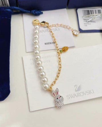 Swarovski - Beeldje - Swarovski bunny pearl bracelet -