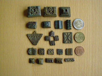 TWINTIG ANTIEKE GEOMETRISCHE GOUDGEWICHTEN 290 gram -
