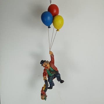 Jun Asilo-stijl - Beeld, Clown hanging from three balloons -