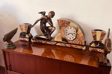 Exclusive Art Deco pendule with Urania statue and side