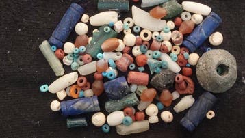Oudegyptisch naar Latijn Glas meer dan honderd oude kralen, Antiek en Kunst