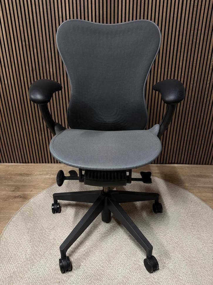 Voorraad Herman Miller Mirra 2 Bureaustoelen - Nieuwstaat, Huis en Inrichting, Bureaustoelen, Bureaustoel, Zwart, Zo goed als nieuw