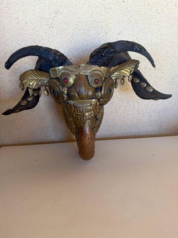 Oude schedel van een ram/geit, versierd in de Tibetaanse