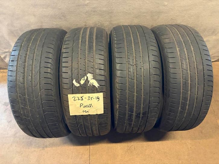 4x Pirelli P-Zero - 225/35 R19 - €80 per stuk, Auto-onderdelen, Banden en Velgen, 19 inch, Zomerbanden, 225 mm, Personenwagen