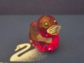 Swarovski - Beeldje - Happy Duck - Lovable Lila - 1041292 -