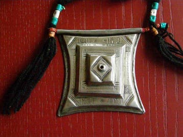 Toeareg amulet hanger TCHEROT - Zilver en wit metaal,