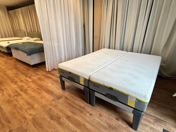 Tempur Showmodel 4 motorig Elec. 180x210, Huis en Inrichting, Slaapkamer | Bedden, Overige materialen, Verstelbaar, 210 cm, Tweepersoons