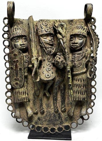 Grote Benin-bronzen plaquette, Krijger en dienaren - 5,3 kg