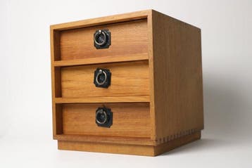 Japanse teak drie-laden kodansu met sakura-ringgrepen - Hout, Antiek en Kunst