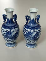 Set van twee kleine Chinese blauw-witte porseleinen vazen -