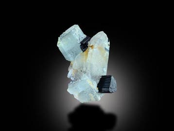 Natuurlijke aquamarijn met zwarte toermalijn (Schorl) –