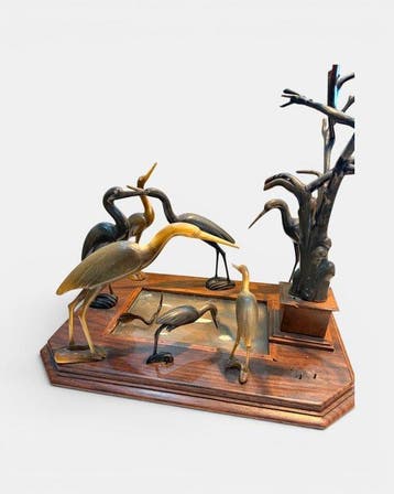 sculptuur, Een groep hoornen kraanvogels bij een vijver,