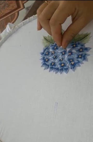 Tovaglia puro lino con ricamo Ortensie a mano 12 posti, Antiek en Kunst