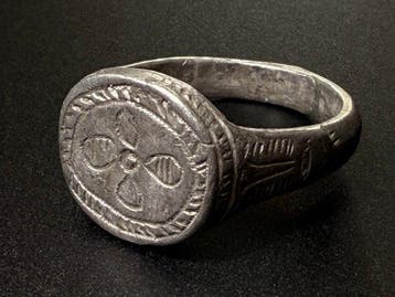 Middeleeuws Zilveren ring, onbeschadigde ring met een