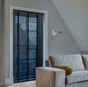 Houten jaloezie shutter zwart 50mm  280x175 op maat gemaakt, Ophalen of Verzenden, 200 cm of meer, 150 tot 200 cm, Tijdloze jaloezieën voor elk interieur.