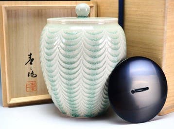 Vaas - Aardewerk, Zeer fraaie Seto celadon waterpot,