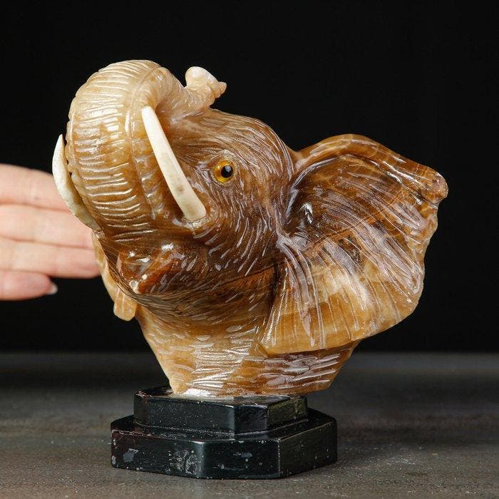 Handgesneden onyx olifantshoofd op zwarte marmeren sokkel -, Antiek en Kunst, Curiosa en Brocante