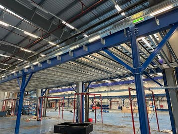 Unieke robuuste entresolvloer 17,340 x 14,874 meter, Ophalen