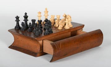 Prachtig antiek schaakspel in ambachtelijk fijn gedraaid en