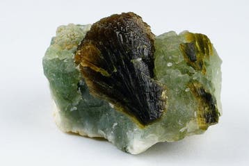 Fantastische STILBITE op een onbekend mineraal. - geen, Verzamelen