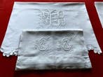 Vroege 20e eeuwse bedlinnenstukken met initialen C.C en M.B.