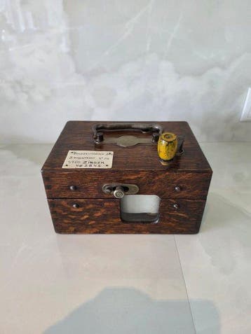 constateur/duivenklok (2) - Hout, Metaal, Glas - 1910-1920