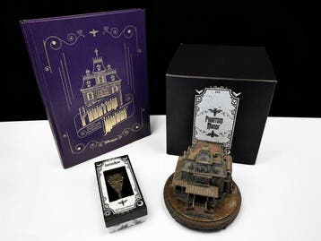 Beeldje - Disneyland Paris - Phantom Manor Set - Luxe Boek,, Nieuw