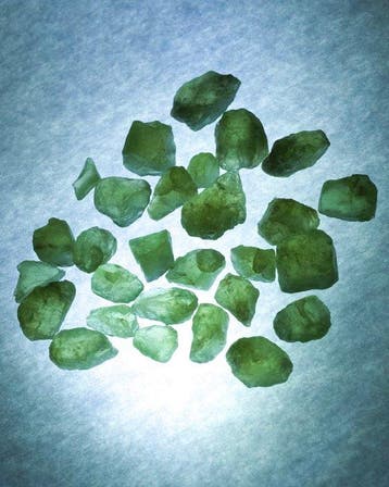 Noorse peridoot Ruwe snijsteen 105 ct - Hoogte: 1 cm -