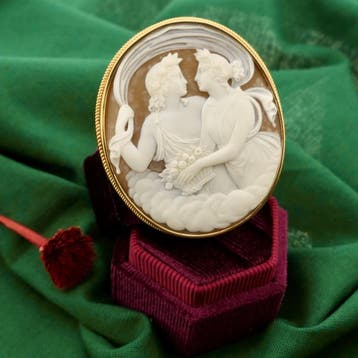 Antiek gouden broche met camee, Sieraden, Tassen en Uiterlijk, Broches, Gebruikt, Ophalen of Verzenden, Met edelsteen, Goud