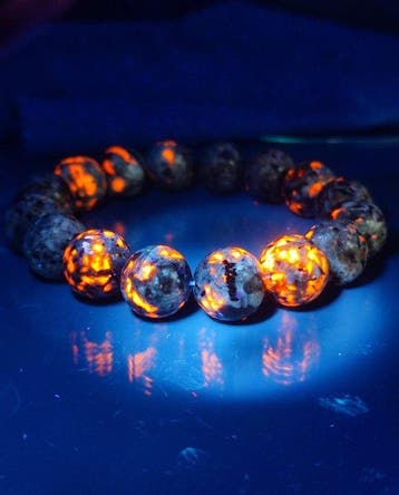 Prachtige natuurlijke Yooperlite-armband in geschenkdoos., Verzamelen, Mineralen en Fossielen