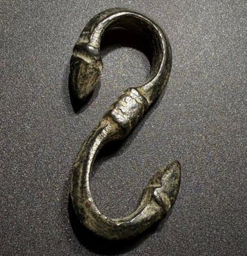 Viking periode Brons Pseudo-zoomorische S-vormige amulet,