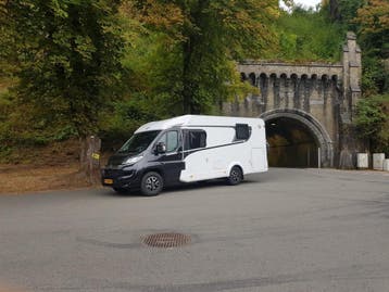 Nette Carado V339 Europa 15 Edition., Caravans en Kamperen, Campers, 6 tot 7 meter, Tot en met 3, Koolmonoxide-melder, Koelkast