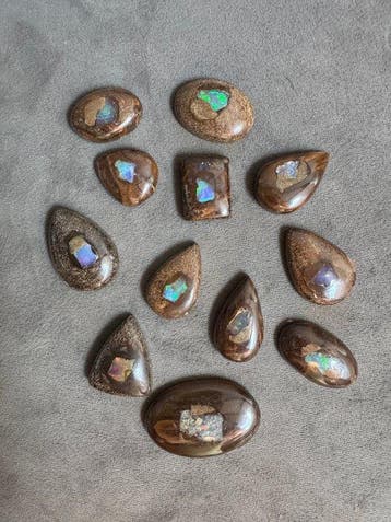 Set van 12 cabochons van Boulderopaal + Ethiopische opaal -