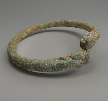 IJzertijd antik armband (bangle) met slangenkoppen (Zonder