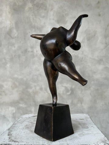 Beeld, NO RESERVE PRICE - Voluptuous Balancing Backbend Lady