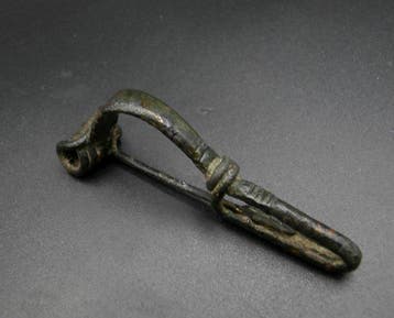Ancient Roman period : beautiful bronze P-shape bow brooch