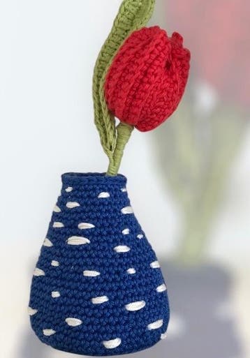 Haakpatroon byClaire Delfts blauw vaasje met geribbelde tulp, Ophalen of Verzenden, Nieuw, Breien of Haken, Wol of Garen