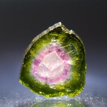 Levendige Watermeloen-Toermalijn • 2,45 ct • Neonroze kern