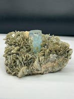 Aquamarine Crystal op Muscoviet Matrix Exemplaar - Hoogte:, Verzamelen, Mineralen en Fossielen
