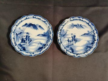 Paar borden Arita Ko-Imari blauw-wit, landschap der