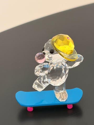 Swarovski - Beeldje - Kris Bear - Skaterbear - 5619208 -