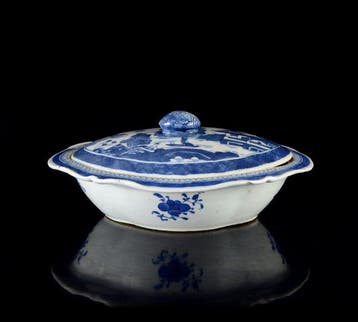 Een grote Chinese blauw-witte tureen met deksel. - Porselein