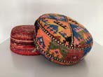Twee geborduurde hoeden - Katoen, Zijde - Centraal-Azië -
