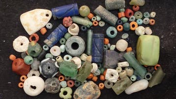 Oudegyptisch naar Latijn Glas meer dan honderd oude kralen, Antiek en Kunst