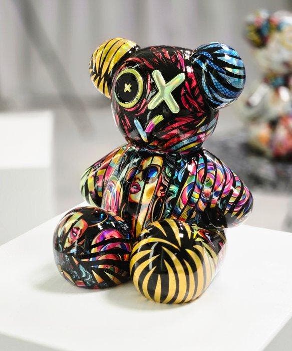 Patryk Konrad - Vibrant Pop-Art Designer Bear Sculpture –, Antiek en Kunst, Kunst | Designobjecten