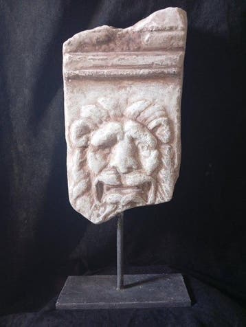 Replica van een oud-Romeins reliëf met leeuw, Marmer Reliëf