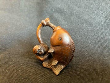 Japanse boxhout netsuke – Aap die een koi-karper vangt –